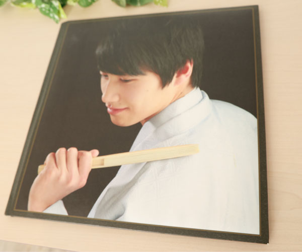 愛知県津島市の男性成人式・紋服撮影なら【toujours】へ。凛々しいソロ撮影はもちろん、仲間と袴で盛り上がれる「親友袴フォトプラン」が大人気!レンタル・着付・全データ付きで思い出をシェアできます。基本プラン9,900円~。