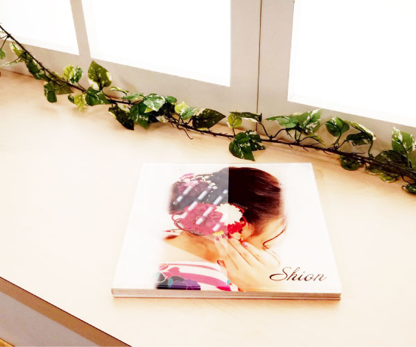 愛知県津島市の卒業袴撮影は【toujours】へ。大学・専門学校・小学校の卒業記念に。友人と一緒に着物で撮れる「おそろ袴フォトプラン」が人気！プロのヘアセット・着付けで、あなたらしい一番かわいい姿を残します。9,900円～。